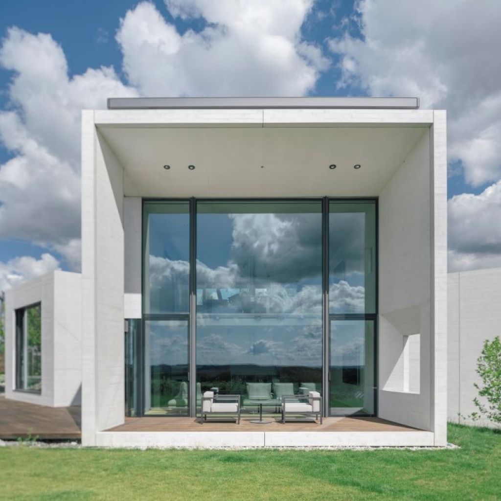 🏡 Nadčasový dom v stredných Čechách: Keď sa inteligentné technológie spájajú s architektúrou